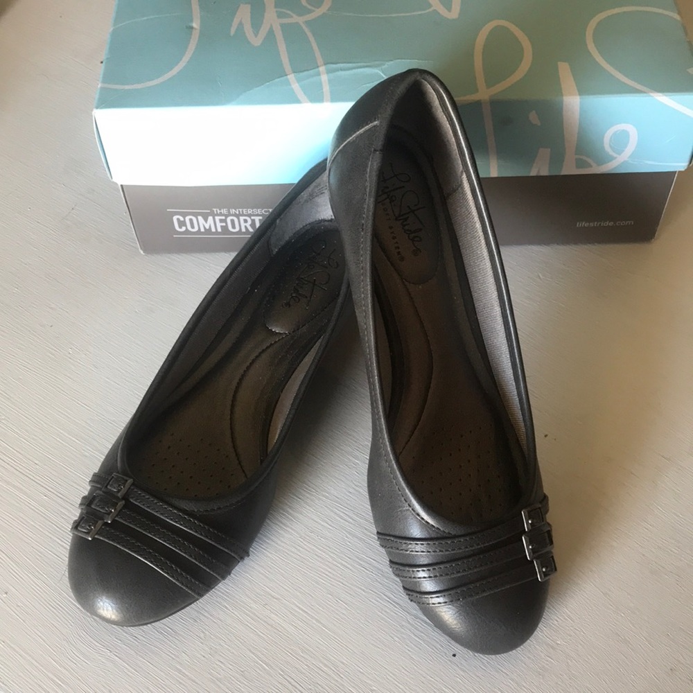 Life Stride  Farrow grey M flats. Wedge pump.